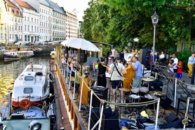 Historischer Hafen Fischerinsel, Fete de la Musique an Bord