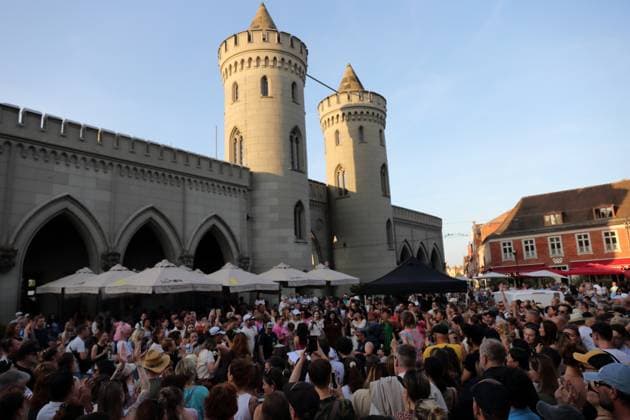 Der Potsdamer Kneipenchor singt am Nauener Tor während der Fete de la Musique in Potsdam, 21. Juni 2025. Fete de la Musique in Potsdam