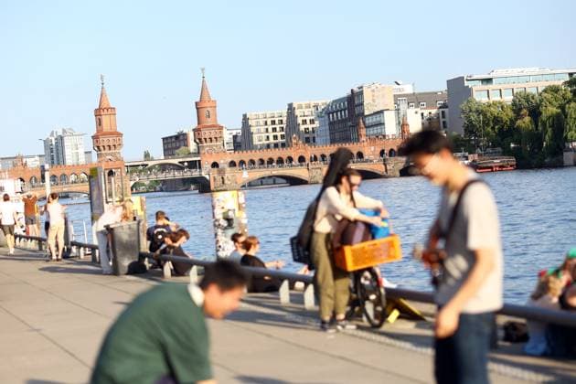 Fte de la Musique, Musikveranstaltung in Berlin, 21.06.2025 Oberbaumbrücke und Spree im Rahmen der Fte de la Musique. Die ursprünglich aus Frankreich stammende Musikveranstaltung findet seit 1982 jeweils am 21. Juni am längsten Tag des Jahres als Straßenveranstaltung statt. Die Fte de la Musique gibt es seit 1995 auch in Berlin und feiert damit dieses Jahr ihr 30-jähriges Jubiläum. 21.06.2025. Berlin Innenstadt Copyright: xBenxKriemannx