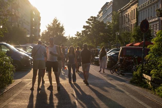 Anlässlich der Fete De La Musique in Berlin sind viele Menschen auf der abendlichen Oderberger Straße in Berlin-Prenzlauer Berg unterwegs. On the occasion of the Fete De La Musique in Berlin, many people are out and about on Oderberger Strasse in Berlin-Prenzlauer Berg in the evening. Fete De La Musique
