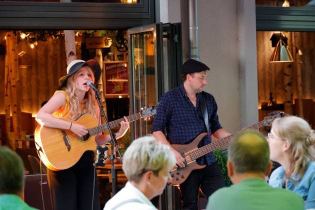 Fete de la Musique 21.06.2026, Chemnitz, Innenstadt, Die FÃªte de la Musique begrüßt heute am 21. Juni wieder den Sommer in der Stadt und das bereits zum 11. Mal! Das Musikfest möchte zu diesem Anlass alle Chemnitzerinnen und Chemnitzern zum Mitmachen, Zuhören und Genießen einladen. In diesem Jahr passiert das alles außerdem sogar an einem Samstag für uns also gleich ein doppelter Grund, um die FÃªte 2025 noch größer und mit noch mehr Musik zu gestalten! Innere Klosterstraße Melanie Backhaus Chemnitz Sachsen BRD