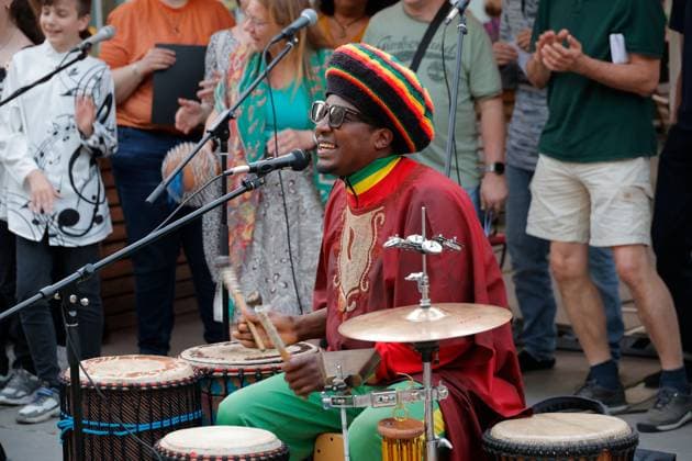 Fete de la Musique 21.06.2026, Chemnitz, Innenstadt, Die FÃªte de la Musique begrüßt heute am 21. Juni wieder den Sommer in der Stadt und das bereits zum 11. Mal! Das Musikfest möchte zu diesem Anlass alle Chemnitzerinnen und Chemnitzern zum Mitmachen, Zuhören und Genießen einladen. In diesem Jahr passiert das alles außerdem sogar an einem Samstag für uns also gleich ein doppelter Grund, um die FÃªte 2025 noch größer und mit noch mehr Musik zu gestalten! Düsseldorfer Platz Orchester New Chemnitz Chemnitz Sachsen BRD