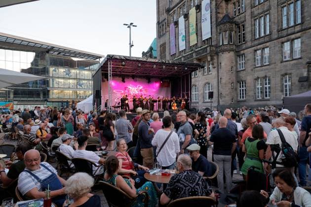 Fete de la Musique 21.06.2026, Chemnitz, Innenstadt, Die FÃªte de la Musique begrüßt heute am 21. Juni wieder den Sommer in der Stadt und das bereits zum 11. Mal! Das Musikfest möchte zu diesem Anlass alle Chemnitzerinnen und Chemnitzern zum Mitmachen, Zuhören und Genießen einladen. In diesem Jahr passiert das alles außerdem sogar an einem Samstag für uns also gleich ein doppelter Grund, um die FÃªte 2025 noch größer und mit noch mehr Musik zu gestalten! Markt Bühne der Chemnitzer Musikschule Chemnitz Sachsen BRD