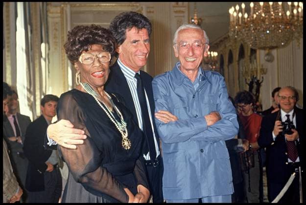 ARCHIVES - ELLA FITZGERALD RECOIT LA MEDAILLE DES ARTS ET LETTRES PAR LE MINISTRE DE LA CULTURE JACK LANG EN 1990, AVE LE COMMANDANT JACQUES COUSTEAU Paris France Copyright: xAGENCEx xBESTIMAGExAGENCEx xBESTIMAGEx