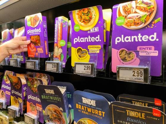 Vegane Fleischersatzprodukte der Marke planted im Supermarktregal. Das Bild zeigt verschiedene pflanzliche Varianten wie Steak, Ente und Bratwurst als Alternative zu tierischen Lebensmitteln.