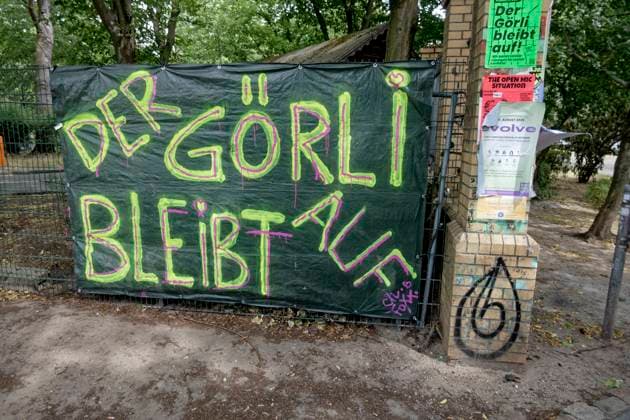 Görlitzer Park, Der Görli bleibt auf . Protestplakat gegen Mauerbau im Görlitzer Park, Friedrichshain- Kreuzberg, Berlin Görlitzer Park, Der Görli bleibt auf . Protestplakat gegen Mauerbau im Görlitzer Park, Friedrichshain- Kreuzberg, Berlin