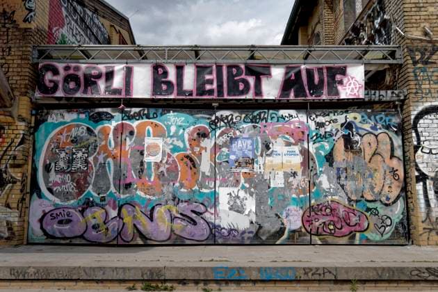 Görlitzer Park, Der Görli bleibt auf . Protestplakat gegen Mauerbau im Görlitzer Park, Friedrichshain- Kreuzberg, Berlin Görlitzer Park, Der Görli bleibt auf . Protestplakat gegen Mauerbau im Görlitzer Park, Friedrichshain- Kreuzberg, Berlin
