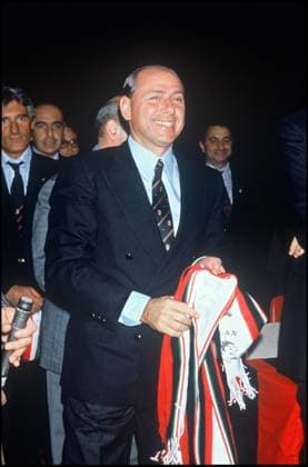 Rétro - Décès de Silvio Berlusconi - ARCHIVES - SILVIO BERLUSCONI (PRESIDENT DU MILAN AC) AU STADE SAN SIRO A MILAN APRES LA VICTOIRE DE MILAN EN LIGUE DES CHAMPIONS EN 1994 Milan Italie Copyright: xAGENCEx xBESTIMAGExAGENCEx xBESTIMAGEx