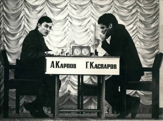 Spiele Videospiele 9. Januar 1975 - Anatoli Karpov, Schachweltmeister, mit seinem Herausforderer Garry Kasparov in Moskau während der Schachweltmeisterschaften. Copyright: xUnitedxArchivesx xkpaxKeystonex 19600103_baf_k09_344