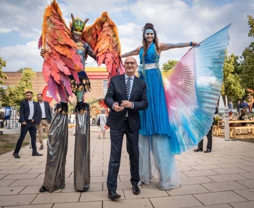 News Bilder des Tages Der Brandenburgische Ministerpräsident Dietmar Woidke gemeinsam mit zwei Fabelfiguren auf dem Sommerfest im Juni 2025;Brandenburger Sommerabend 2025 - Sommerfest des Landes Brandenburg in Potsdam, organisiert von der Landesregierung Brandenburg und dem WirtschaftsForum Brandenburg e.V., Potsdam Brandenburg Deutschland Luftschiffhafen Potsdam