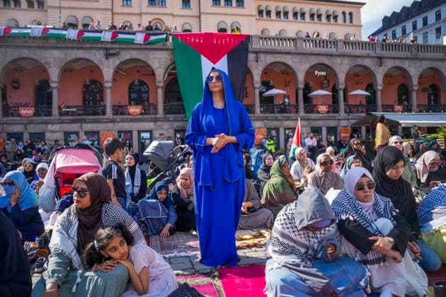 Bilder des Jahres 2025, News 06 Juni News Bilder des Tages Fellesbonn og demonstrasjon pa Youngstorget Oslo 20250627. Islam Net arrangerer en felles fredagsbonn og Palestina-demonstrasjon pa Youngstorget fredag ettermiddag. Foto: Javad Parsa NTB Oslo Norge UgTKA0ZdXOY EDITORIAL USE ONLY Ref:_POLUgTKA0ZdXOY.jpg Copyright: xJavadxParsax xNTBx