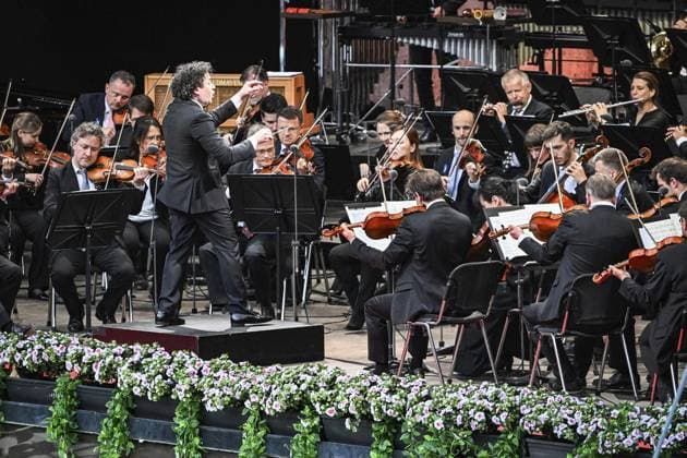 Saisonabschlusskonzert der Berliner Philharmoniker in der Waldbühne ** NUR FÜR REDAKTIONELLE ZWECKE ** EDITORIAL USE ONLY **<p>Erstes Saisonabschlusskonzert der Berliner Philharmoniker in der Waldbühne. Gustavo Dudamel dirigiert eine Lateinamerikanische Nacht mit u.a. Leonard Bernsteins Symphonischen Tänzen aus West Side Story, fotografiert am 27.Juni 2025 in Berlin Berlin Berlin Berlin Copyright: MaurizioxGambarini