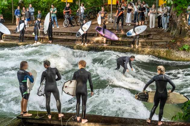 News Themen der Woche KW26 Bilder des Jahres 2025, News 06 Juni News Bilder des Tages Münchner Eisbachwelle nach über zwei Monaten wieder freigegeben, Andrang von Surfern und Schaulustigen am Eröffnungstag, im April war eine Surferin tödlich verunglückt, München, 27. Juni 2025 Deutschland, München, 27. Juni 2025, Münchner Eisbachwelle heute nach über zwei Monaten wieder freigegeben zum Surfen, nach tödlichem Unfall einer Surferin im April war sie gesperrt, die Ursache für das Unglück konnte nicht geklärt werden, heute am ersten Tag der Öffnung gab es normalen Andrang von Surfern und Schaulustigen, River Surfing am Rand des Englischen Gartens, Sport, Bayern, bayerisch,
