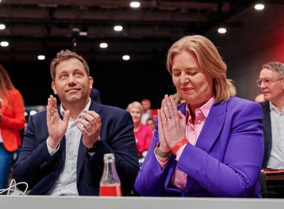Bilder des Jahres 2025, News 06 Juni SPD-Bundesparteitag - Lars Klingbeil + Bärbel Bas EUR, Deutschland, Berlin, 27.06.2025: Bärbel Bas gewinnt vor dem Vizekanzler und Finanzminister Lars Klingbeil (SPD) die Abstimmung mit den meisten Stimmen der Delegierten. . Auf dem Bundesparteitag der Sozialdemokraten diskutiert die Basis mit der Parteiführung das Ergebnis der Bundestagswahl. Einige Themen sind schon im Vorfeld des Parteitages umstritten: Verteidigungsausgaben, Mindestlohn, Wehrpflicht, AfD-Verbotsverfahren sowie Gesprächsversuche mit Russland. Am Eröffnungstag erfolgt die Wahl der Parteivorsitzenden und ihrer Stellvertreterinnen und Stellvertreter sowie einer Generalsekretärin oder eines Generalsekretärs.