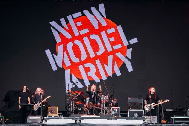 Bilder des Jahres 2025, Entertainment 06 Juni Dean White, Justin Sullivan und Ceri Monger von New Model Army live bei einem Konzert auf dem Königsplatz. München, 27.06.2025