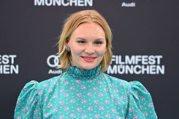 Rosalie THOMASS (Schauspielerin), Einzelbild,angeschnittenes Einzelmotiv,Portraet,Portrait,Porträt. Roter Teppich,Red Carpet,Eroeffnung 42.Filmfest Muenchen am 28.06.2024 Gasteig HP8.
