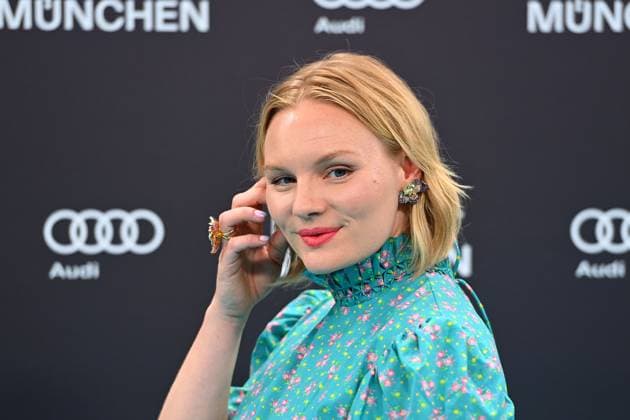 Rosalie THOMASS (Schauspielerin), Einzelbild,angeschnittenes Einzelmotiv,Portraet,Portrait,Porträt. Roter Teppich,Red Carpet,Eroeffnung 42.Filmfest Muenchen am 28.06.2024 Gasteig HP8.