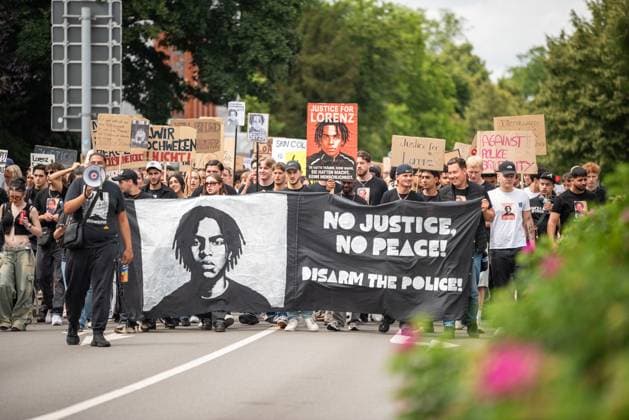 Bilder des Jahres 2025, News 06 Juni News Themen der Woche KW26 News Bilder des Tages Oldenburg Gerechtigkeit fuer Lorenz, Demonstration in Oldenburg, Buendnis Gerechtigkeit fuer Lorenz, 20.06.2025 Im Menschen hinter dem Frontbanner mit dem Portrait von Lorenz und dem Schriftzug No Justice, No Peace! Disarm the Police. Mehrere hundert Menschen haben am Sonntag unter dem Motto Gerechtigkeit fuer Lorenz in Oldenburg demonstriert. Die Demonstration war Teil eines Aktionstages gegen rassistische und tödliche Polizeigewalt. Gerechtigkeit fuer Lorenz, Demonstration in Oldenburg, Buendnis Gerechtigkeit fuer Lorenz, 20.06.2025. Copyright: xEibner-Pressefoto FabianxSteffenx EP_FSS