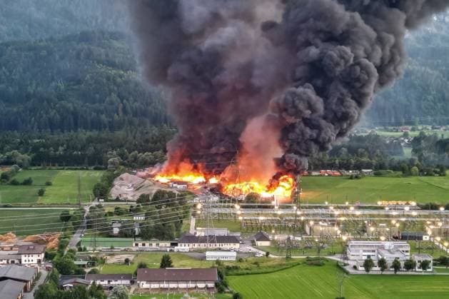Bilder des Jahres 2025, News 06 Juni News Bilder des Tages Nussdorf Debant 28.06.2025, Nussdorf Debant, AUT, Grossbrand im Altstoffentsorgungszentrum der Fa. Rossbacher, im Bild Luftbild, Luftbild, Übersicht auf das Brandgeschehen Airial picture, Fire incident during the major fire at a waste disposal center in Nussdorf Debant, Austria on 2025 06 28 Expa
