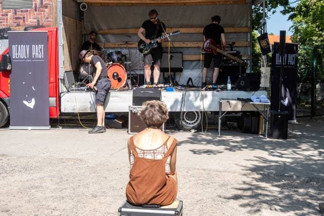 Fete de la Musique zum Sommeranfang in Berlin-Prenzlauer Berg. Am Mauerpark spielt sich die Band Deadly Past bereits warm. Immer am 21. Juni, dem Tag der Sommersonnenwende, finden in ganz Berlin Konzerte zum Sommeranfang statt. Fete de la Musique at the start of summer in Berlin-Prenzlauer Berg. The band Deadly Past is already warming up at Mauerpark. Every year on June 21, the day of the summer solstice, concerts are held throughout Berlin to mark the beginning of summer. Fele De La Musique in Berlin