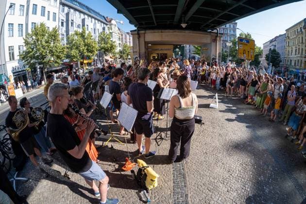 Fete de la Musique zum Sommeranfang in Berlin-Prenzlauer Berg. Unrer dem Hochbahnviadukt der U-Bahn an der Kreuzung Schönhauser Alle und Eberswalder Straße spielt die Zentralkapelle. Immer am 21. Juni, dem Tag der Sommersonnenwende, finden in ganz Berlin Konzerte zum Sommeranfang statt. Fete de la Musique at the beginning of summer in Berlin-Prenzlauer Berg. The Zentralkapelle plays under the elevated subway viaduct at the intersection of Schönhauser Alle and Eberswalder Straße. Every year on June 21, the day of the summer solstice, concerts are held throughout Berlin to mark the beginning of summer. Fele De La Musique in Berlin