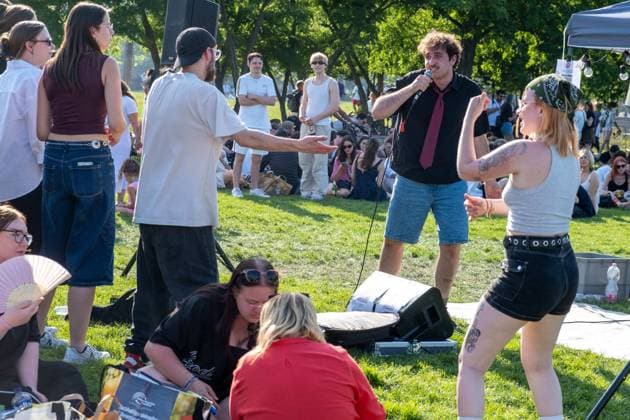 Fete de la Musique zum Sommeranfang in Berlin-Prenzlauer Berg. Im Mauerpark rappt ein Musiker auf der Lost Lives Shows-Bühne. Immer am 21. Juni, dem Tag der Sommersonnenwende, finden in ganz Berlin Konzerte zum Sommeranfang statt. Fete de la Musique at the beginning of summer in Berlin-Prenzlauer Berg. A musician raps on the Lost Lives Shows stage in Mauerpark. Every year on June 21, the day of the summer solstice, concerts are held throughout Berlin to mark the beginning of summer. Fele De La Musique in Berlin