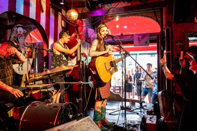 Fete de la Musique zum Sommeranfang in Berlin-Prenzlauer Berg. The Family Band spielt in der Bar ZUM STARKEN AUGUST. Die bekannte Burlesque-Bar muss zum Ende des Monats wegen Lärmbeschwerden und hoher Mieten schießen. Immer am 21. Juni, dem Tag der Sommersonnenwende, finden in ganz Berlin Konzerte zum Sommeranfang statt. Fete de la Musique at the beginning of summer in Berlin-Prenzlauer Berg. The Family Band plays at the ZUM STARKEN AUGUST bar. The well-known burlesque bar has to close at the end of the month due to noise complaints and high rents. Every year on June 21, the day of the summer solstice, concerts are held throughout Berlin to mark the beginning of summer. Fele De La Musique in Berlin