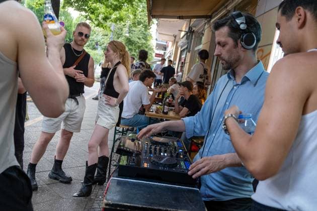 Fete de la Musique zum Sommeranfang in Berlin-Prenzlauer Berg. Vor einem Späti legt ein DJ für Kunden und Freunde auf. Immer am 21. Juni, dem Tag der Sommersonnenwende, finden in ganz Berlin Konzerte zum Sommeranfang statt. Fete de la Musique at the beginning of summer in Berlin-Prenzlauer Berg. In front of a late-night shop, a DJ plays for customers and friends. Always on June 21, the day of the summer solstice, concerts are held throughout Berlin for the beginning of summer. Fele De La Musique in Berlin