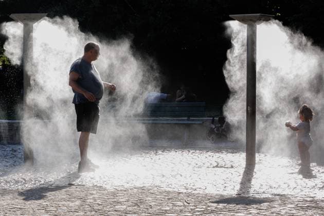 Bilder des Jahres 2025, News 06 Juni News Bilder des Tages June 30, 2025, Saint Ouen, Paris, France: Eighty-four departments are on orange heatwave alert, with temperatures likely to exceed 40°C in some areas, a heatwave expected to last at least until midweek. In Paris, France, June 30, 2025. Saint Ouen France - ZUMAs287 20250630_zip_s287_001 Copyright: xSadakxSouicix