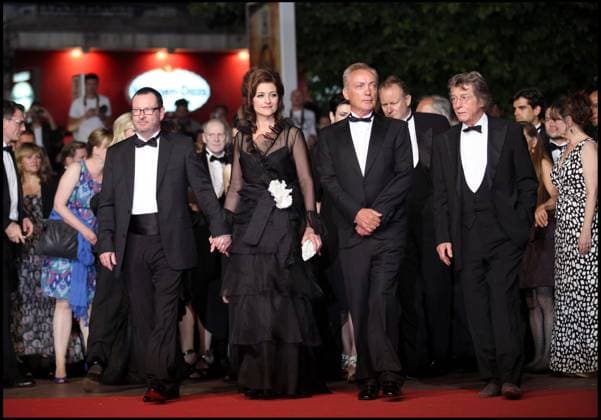 Festival de Cannes LARS VON TRIER, UDO KLER, JOHN HURT - MONTEE DES MARCHES DU FILM MELANCHOLIA - 64 EME FESTIVAL INTERNATIONAL DU FILM DE CANNES RED CARPET FOR MOVIE MELANCHOLIA - 64 TH INTERNATIONAL CANNES FILM FESTIVAL Cannes France Copyright: xJACOVIDES-BORDE-MOREAUx xBESTIMAGExJACOVIDES-BORDE-MOREAUx xBESTIMAGEx