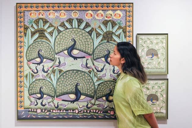 Bilder des Jahres 2025, Entertainment 07 Juli Entertainment Themen der Woche KW27 ˜Feast, Melody and Adornment™ Indian Pichvai art photocall at the Mall Galleries, London, UK London, UK. 01st July, 2025. Staff with Morakuti - Peacocks . All works are by Atelier Pichvai Tradition and Beyond (indivitual painters unnamed) ˜Feast, Melody and Adornment™ is London™s first major presentation of contemporary Indian Pichvai art. Featuring over 400 vibrant, hand-painted works, it will allow visitors to explore the historical significance of the 400-year-old art form and its artistic evolution. Pichvai are intricate devotional textile paintings created for Hindu temples, traditionally hung behind icons of Lord Krishna, with each piece telling a story of devotion, artistry and cultural preservation., Credit:Imageplotter Copyright: xImageplotterx xAvalonx 1016874672