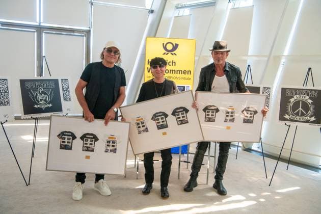 Bilder des Jahres 2025, Entertainment 07 Juli Entertainment Themen der Woche KW27 Deutschland, Bonn, 01.07.2025 Die Deutsche Post ehrt die erfolgreiche Rockband Scorpions anlaesslich ihres 60-jaehrigen Buehnenjubilaeum mit einer eigenen, limitierten Briefmarken-Sonderedition Foto: v.l.n.r.: Matthias Jabs, Klaus Meine und Rudolf Schenker, Mitglieder der Scorpions Fuer Ihr Archiv