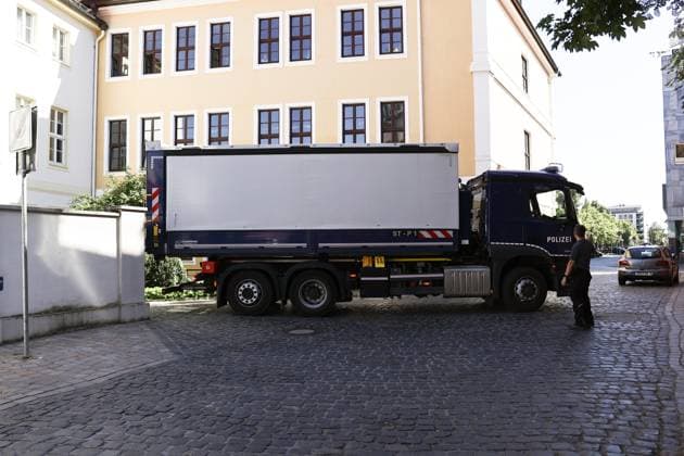 Bilder des Jahres 2025, News 07 Juli News Themen der Woche KW27 Ein LKW der Polizei transportiert am Nachmittag die Akten vom Landtag ab. Durchsuchungen im Landtag bei CDU, SPD und AfD. Im Landtag von Sachsen-Anhalt sind am Dienstag Büros von CDU, SPD und AfD durchsucht worden. Es geht um den Verdacht der Untreue. Sachsen-Anhalts Landtagsfraktionen von CDU, SPD und AfD sollen unzulässige Zulagen gezahlt haben. Ermittler haben deshalb am Dienstag Büros der Parteien im Landtag durchsucht. Hintergrund ist eine Anzeige des Steuerzahlerbundes.
