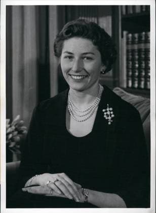 Prinzessin Astrid von Norwegen ist tot Erben Erbin Mitglieder des Königshauses Prominente 1958 – Ihre Königliche Hoheit Prinzessin Astrid von Norwegen: 25 Jahre am 12. Februar 1958. Das Foto zeigt das erste Bild von Prinzessin Astrid nach dem Tod ihres Großvaters König Haakon VII. Copyright: xUnitedxArchivesx xkpaxKeystonex 19600112_baf_k09_1876