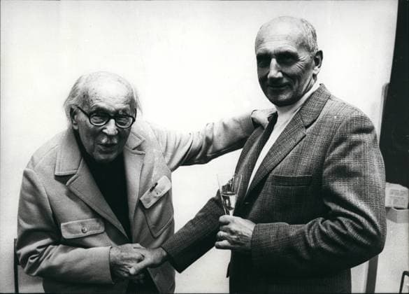Zahnärzte Ärzte Erfinder Medizin Wissenschaft 1962 Nobelpreisträger Leopold Ruzicka, Professor für Chemie (Schweiz). Ruzika (links) und Professor Prelos. Copyright: xUnitedxArchivesx xkpaxKeystonex 19600112_baf_k09_2417
