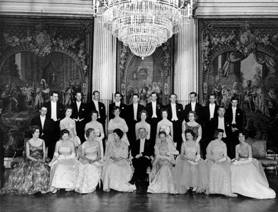 Prinzessin Astrid von Norwegen ist tot Ball im Königlichen Palast in Stockholm 13. März 1960 - Stockholm, Schweden - Posierte Gruppe, aufgenommen beim glanzvollen Ball gestern Abend im königlichen Palast in Stockholm. (LR) Erste Reihe: Prinzessin Margaretha von Schweden, Prinzessin Beatriz der Niederlande, Prinzessin Sibylla von Schweden, Königin Friederike von Hellenen, König Gustav Adolf und Königin Louise von Schweden, Prinzessin Astrid von Norwegen, Prinzessin Alexandra von Kent und Prinzessin Sophie von Hellenen. Zweite Reihe: Prinz Harald, Prinzessin Birgitta, Prinzessin Desiree, Prinzessin Beatriz und Prinz Bertil. Stockholm Sweden Copyright: xUnitedxArchivesx xkpaxKeystonex 19600313_mab_k09_842