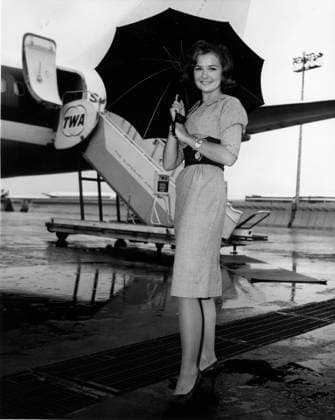 Schauspielerin Shelley Fabares 1944 - 23. August 1961 - New York, NY, USA - Schauspielerin SHELLEY FABARES kommt an einem regnerischen Tag mit einem TWA-Flugzeug am New York International Airport an. New York New York U.S. Copyright: xUnitedxArchivesx xkpaxKeystonex 19600508_cab_k09_338