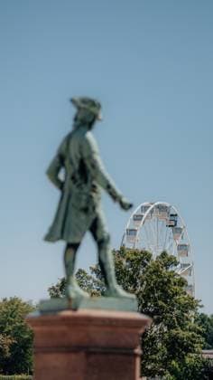 Leopold Denkmal zum Stadtfest Dessau Das Stadtfest Dessau 2025 im Composing mit dem Leopolddenkmal und dem neuen Stadtfest Dessau Dessfest - was zuvor noch Leopoldsfest vielen Jahre genannt wurde.