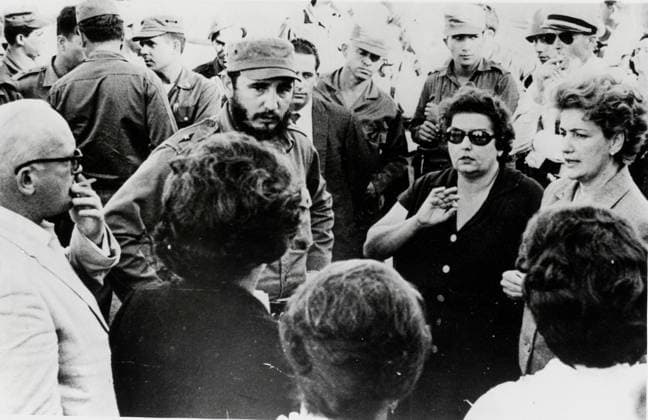 Castro lässt Gefangene aus der Schweinebucht frei 1. März 1963 Havanna, Kuba Fidel Castro, Mitte links, Hände in die Hüften gestemmt, trifft sich mit den amerikanischen Eltern der Gefangenen der Schweinebucht, die nach einem Abkommen mit Amerika über 63 Millionen Dollar freigelassen wurden. Castro, der prokommunistische Führer Kubas, stimmte kürzlich der Freilassung der Gefangenen zu, die von der kubanischen Regierung nach der gescheiterten Invasion Kubas im April 1961 festgehalten wurden. Havana Cuba Copyright: xUnitedxArchivesx xkpaxKeystonex 19630301_sha_k09_750