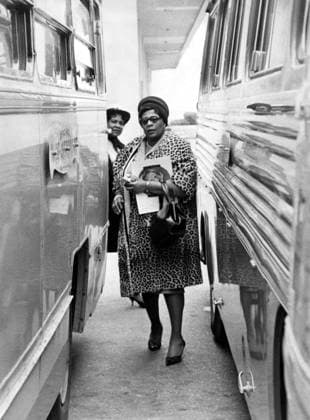 Jazzsängerin Ella Fitzgerald 1917 - 1996 24. Mai 1963 Nizza, Frankreich Ella Fitzgerald, auch bekannt als Lady Ella und First Lady of Song, gilt als eine der einflussreichsten Jazzsängerinnen des 20. Jahrhunderts und gilt als eine der herausragendsten Interpretinnen des Great American Songbook. Im Bild: Ella Fitzgerald am Flughafen von Nizza. Nice France Copyright: xUnitedxArchivesx xkpaxKeystonex 19630524_olc_k09_146