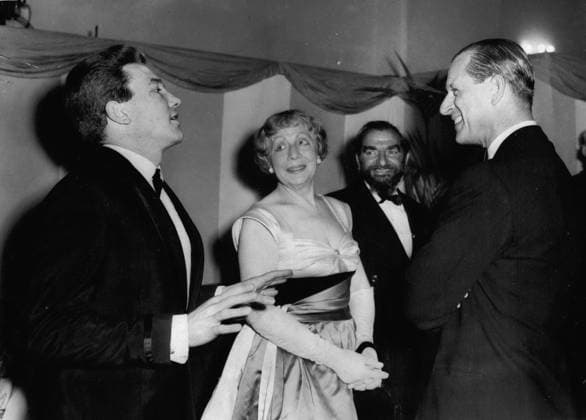 Londoner Premiere von Tom Jones 6. Juni 1963 - London, England, Vereinigtes Königreich - Prinz Philip besuchte die Weltpremiere des Films Tom Jones im London Pavilion. Die Aufführung fand zugunsten des Duke of Edinburgh Award Scheme und der Jugendclubs für Jungen und Mädchen in Israel statt. Prinz Philip unterhielt sich mit den Stars des Films (von links nach rechts) ALBERT FINNEY, Dame EDITH EVANS und HUGH GRIFFITHS während des Empfangs vor dem Film. London ENG UK Copyright: xUnitedxArchivesx xkpaxKeystonex 19630606_baf_k09_167