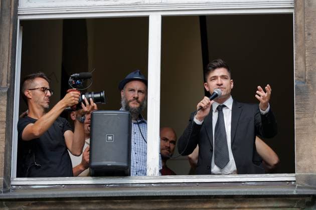 Protest gegen Sellner 04.07.2025, Chemnitz, Markt Rathaus, Für Freitag, den 04. Juli 2025, wurde Martin Sellner, der radikale Vordenker der Neuen Rechten in Europa und Kopf der Identitären Bewegung von den gleichgesinnten FREIEN SACHSEN zu einer öffentlichen Fraktionssitzung ins Chemnitzer Rathaus eingeladen. Auch wenn ihm das öffentliche Auftreten im Rathaus untersagt wurde, ist seitens der extrem rechten Freien Sachsen weiterhin eine Veranstaltung geplant, bei der Martin Sellner seinen sogenannten Masterplan Remigration vorstellen soll.Am 04. Juli ab 17 Uhr organisiert das zivilgesellschaftliche Bündnis Chemnitz verbindet einen Gegenprotest auf dem Chemnitzer Neumarkt. Im Rahmen des Protests soll eine Menschenkette gebildet