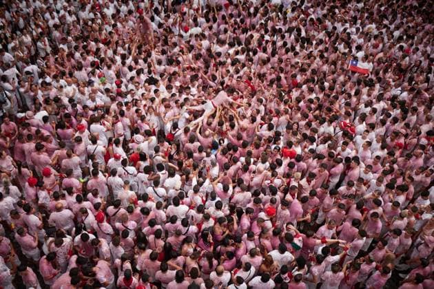 Bilder des Jahres 2025, News 07 Juli News Themen der Woche KW27 Chupinazo de San Fermín 2025 Atmosphere prior to the Chupinazo de San Fermín 2025, in the Plaza del Ayuntamiento, on July 6, 2025, in Pamplona, Navarra Spain After the chupinazo, this year in charge of the platform Yala Nafarroa for Palestine, begin in Pamplona the Fiestas de San Fermín 2025 to the cry of Iruindarrak Pamplonesas, pamploneses, Viva San Fermin Gora San Fermin The celebrations will take place until next July 14 06 JULY 2025 CHUPINAZO TXUPINAZO FIESTAS SAN FERMÍN SAN FERMÍN SANFERMINES CELEBRATION PIXELATED TRADITION Pamplona Navarra Pamplona Navarra Spain Copyright: xEduardoxSanzx 6842408