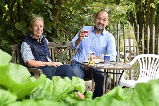 Tag des offenen Gartens in Witten ** NUR FÜR REDAKTIONELLE ZWECKE ** EDITORIAL USE ONLY **<p>Beatrix Krah und Franz-Josef Giljohann haben es sich mit einem Becher Kaffee in einer lauschigen Ecke gemütlich gemacht. Über einhundert Interessierte kommen am 6. Juli 2025 zum Tag der offenen Gartenpforte in den Bauern- und Blumengarten rund um Günnemanns Kotten an der Brunebecker Straße in Witten -- Deutschland NRW Witten Copyright: JürgenxTheobald
