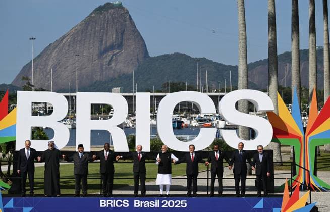 Brazil BRICS Summit 8958884 06.07.2025 Russian Foreign Minister Sergey Lavrov, Crown Prince of Abu Dhabi and Chairman of the Abu Dhabi Executive Council Sheikh Khaled bin Mohamed bin Zayed Al Nahyan, Indonesian President Prabowo Subianto, South African President Cyril Ramaphosa, Brazilian President Luiz Inacio Lula da Silva, Indian Prime Minister Narendra Modi, Chinese Premier Li Qiang, Ethiopian Prime Minster Abiy Ahmed, Egyptian Prime Minister Mostafa Madbouly and Iranian Foreign Minister Abbas Araghchi attend a photo opportunity before the 17th BRICS Summit in Rio de Janeiro, Brazil. Kirill Zykov Sputnik Rio de Janeiro Brazil  Copyright: xKirillxZykovx