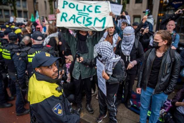 Bilder des Jahres 2025, News 07 Juli News Themen der Woche KW27 News Bilder des Tages July 6, 2025, The Hague, South Holland, Netherlands: A demonstrator holds a large protest sign reading â€oePolice = Racismâ€Â. On July 6, 2025, activists marched through The Hague, the Netherlands, protesting police violence against non-violent demonstrators. Recently, police used violent tactics against protestors blocking a Dutch highway during the 2025 NATO Summit, causing several broken bones. The Hague Netherlands - ZUMAp202 20250706_zip_p202_022 Copyright: xJamesxPetermeierx