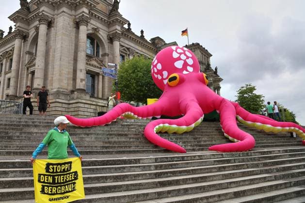 Bilder des Jahres 2025, News 07 Juli News Themen der Woche KW28 Berlin, Deutschland, 07.07.2025: SPD-Bundesparteitag: Greenpeace protestiert vor dem Eingang mit dem Slogan: SPD: Klimagerecht und sozial anstatt kriegstüchtig Copyright: xdtsxNachrichtenagenturx dts_73778