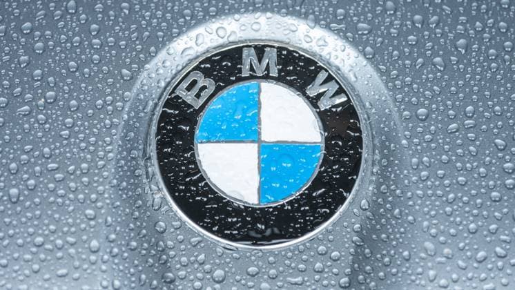 Das Logo des Autoherstellers BMW ist auf einem BMW M2 (G87) zu sehen, der im Regen stand. Nürburg Rheinland-Pfalz Deutschland