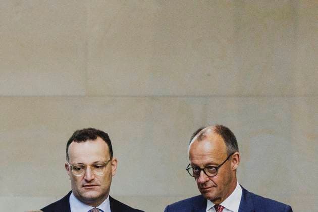 Bilder des Jahres 2025, News 07 Juli News Themen der Woche KW28 (L-R) Jens Spahn, Vorsitzender der CDU CSU-Fraktion im Deutschen Bundestag, und Friedrich Merz (CDU), Bundeskanzler, aufgenommen im Rahmen der Haushaltsdebatte im Deutschen Bundestag in Berlin, 08.07.2025. Berlin Deutschland Copyright: xFlorianxGaertnerx