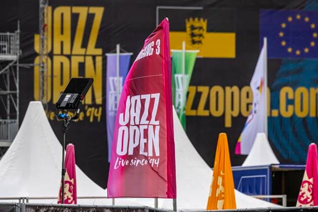 jazzopen stuttgart 2025 eröffnet. Am Abend startet das erste Konzert im Ehrenhof des Neuen Schlosses. Headlines in diesem Jahr sind Herbie Hancock, Kraftwerk, Kylie Minogue und Lionel Richie. Mit 60000 verkauften Tickets ist die Veranstaltung so gut wie ausverkauft. 07.07.2025. Stuttgart, Baden-Württemberg, Deutschland